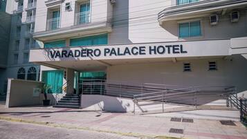 Der Eingang zum Varadero Palace Hotel mit einer Treppe, die zum Eingang führt.
