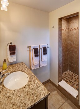 Shower, free toiletries, bathrobes, towels at Avance Hotel