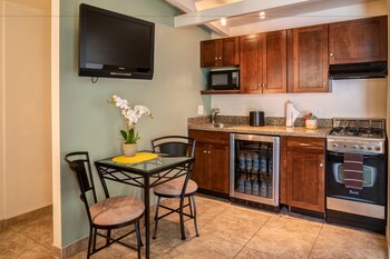 Classic Studio Suite, Pool View | Private kitchenette | Fridge, microwave, coffee/tea maker at Avance Hotel