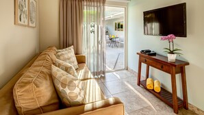 Studio Suite Klasik, pemandangan kolam renang | Ruang keluarga