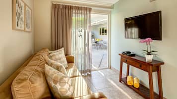 經典開放式套房, 泳池景觀 | 客廳 | 平面電視