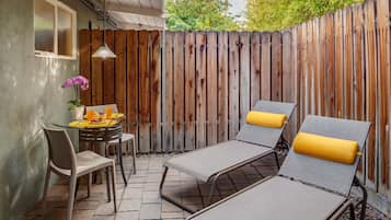 Suite Studio Premium, patio, vue piscine | Terrasse/Patio