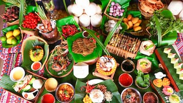 Daily buffet breakfast (CNY 168 per person)