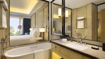 Premium bedding, Tempur-Pedic beds, minibar, in-room safe
