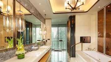 Premium bedding, Tempur-Pedic beds, minibar, in-room safe