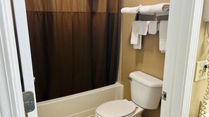 Amenidades de baño gratuitas, secadora de cabello, toallas 