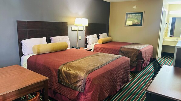 Een bureau, gratis wifi, beddengoed