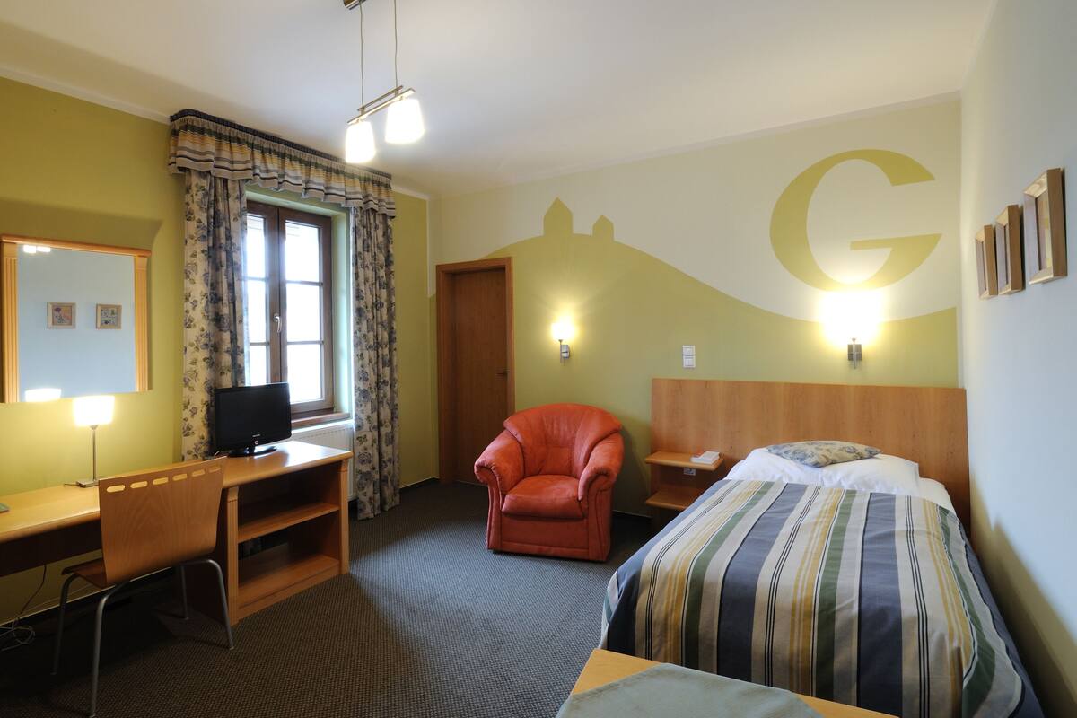 In-room safe, desk, free WiFi