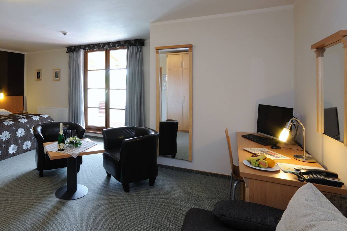 Deluxe Double Room, 1 Bedroom | In-room safe, desk, free WiFi