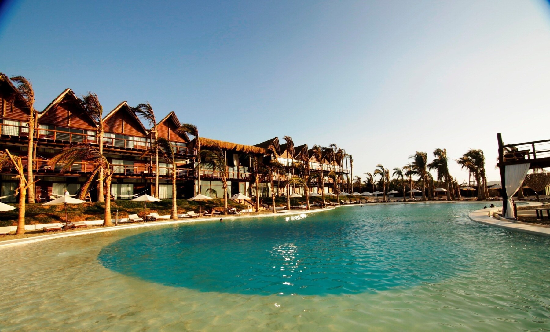 Alberca al aire libre, acceso de 09:00 a 20:00, y camastros