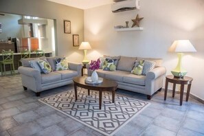 Cas di Sono San Miguel 4 bedrooms, 3.5 baths, Pool View, Poolside  | Sala de estar | Televisión de pantalla plana 