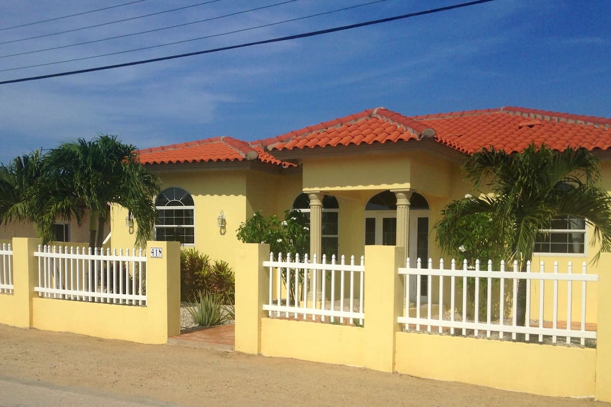 Cas di Sono Aruba 3 bedrooms 2.5 baths, Pool View, Poolside