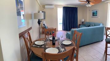 Apartment | Essbereich im Zimmer