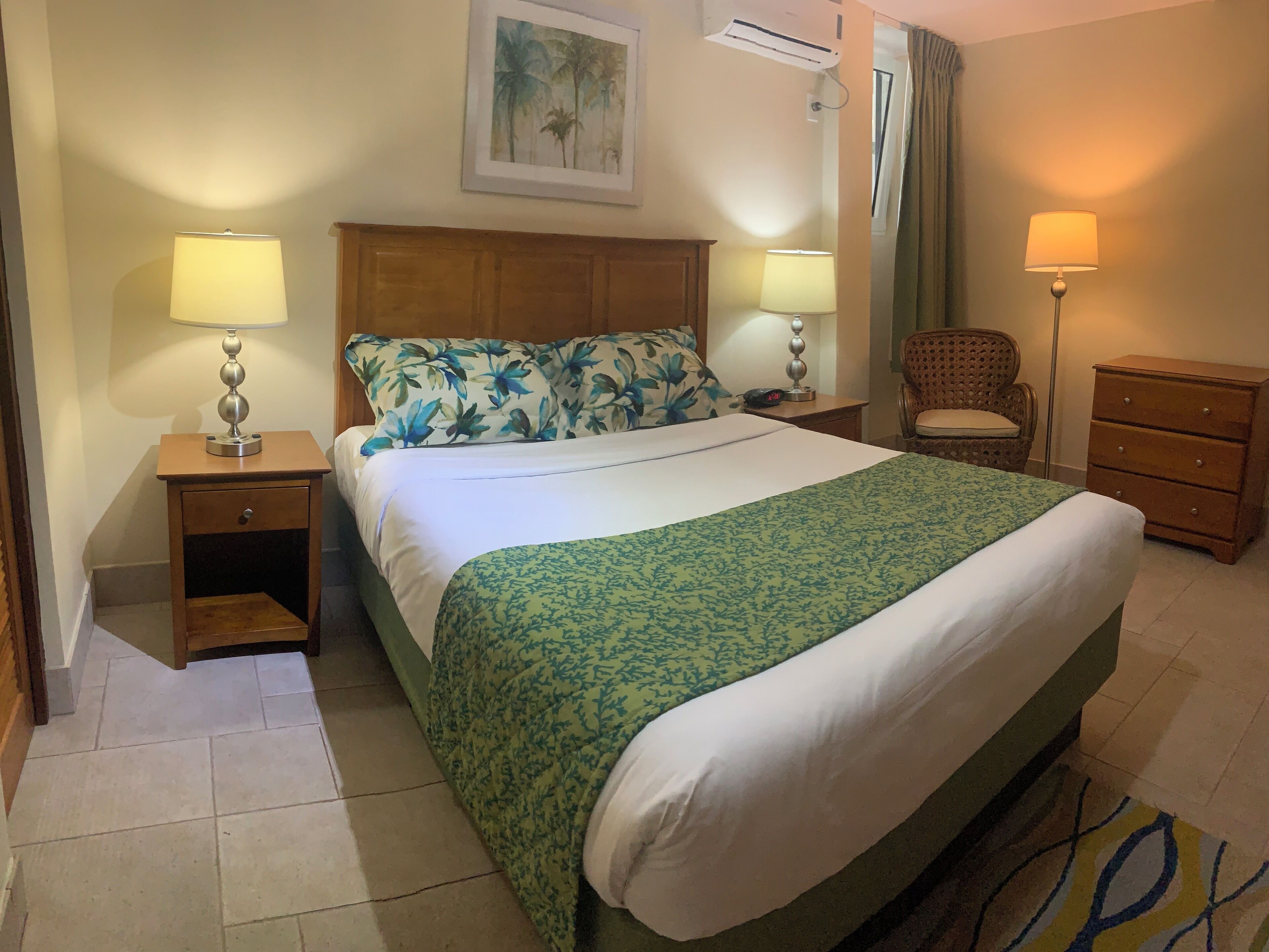 Caja de seguridad en la habitación y tabla de planchar con plancha 