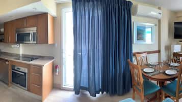 Studio | Eget kjøkken | Kjøleskap, mikrobølgeovn, ovn og kokeplater