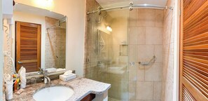 Gratis toiletartikelen, een haardroger, handdoeken, zeep
