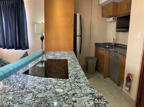 Studio | Eget kjøkken | Kjøleskap, mikrobølgeovn, ovn og kokeplater