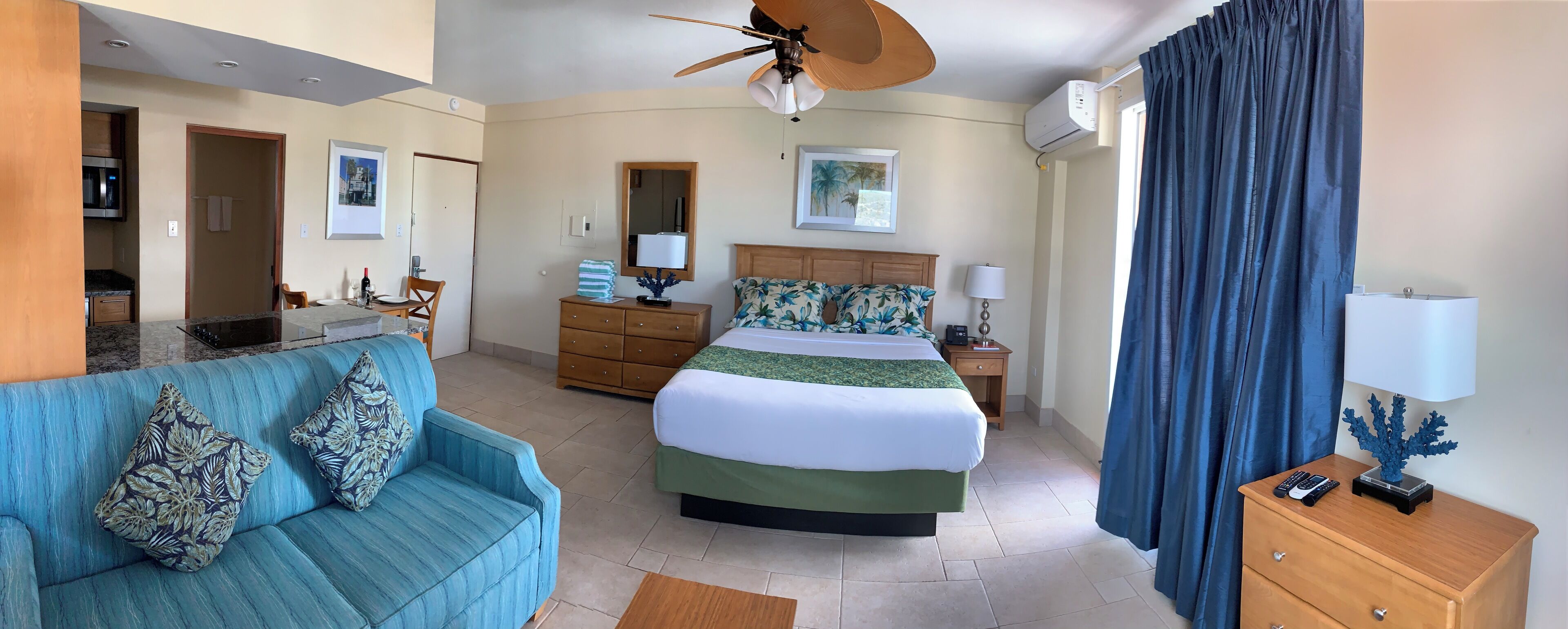 Caja de seguridad en la habitación y tabla de planchar con plancha 