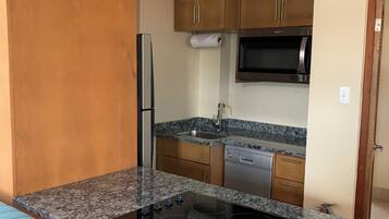 Studio | Eget kjøkken | Kjøleskap, mikrobølgeovn, ovn og kokeplater