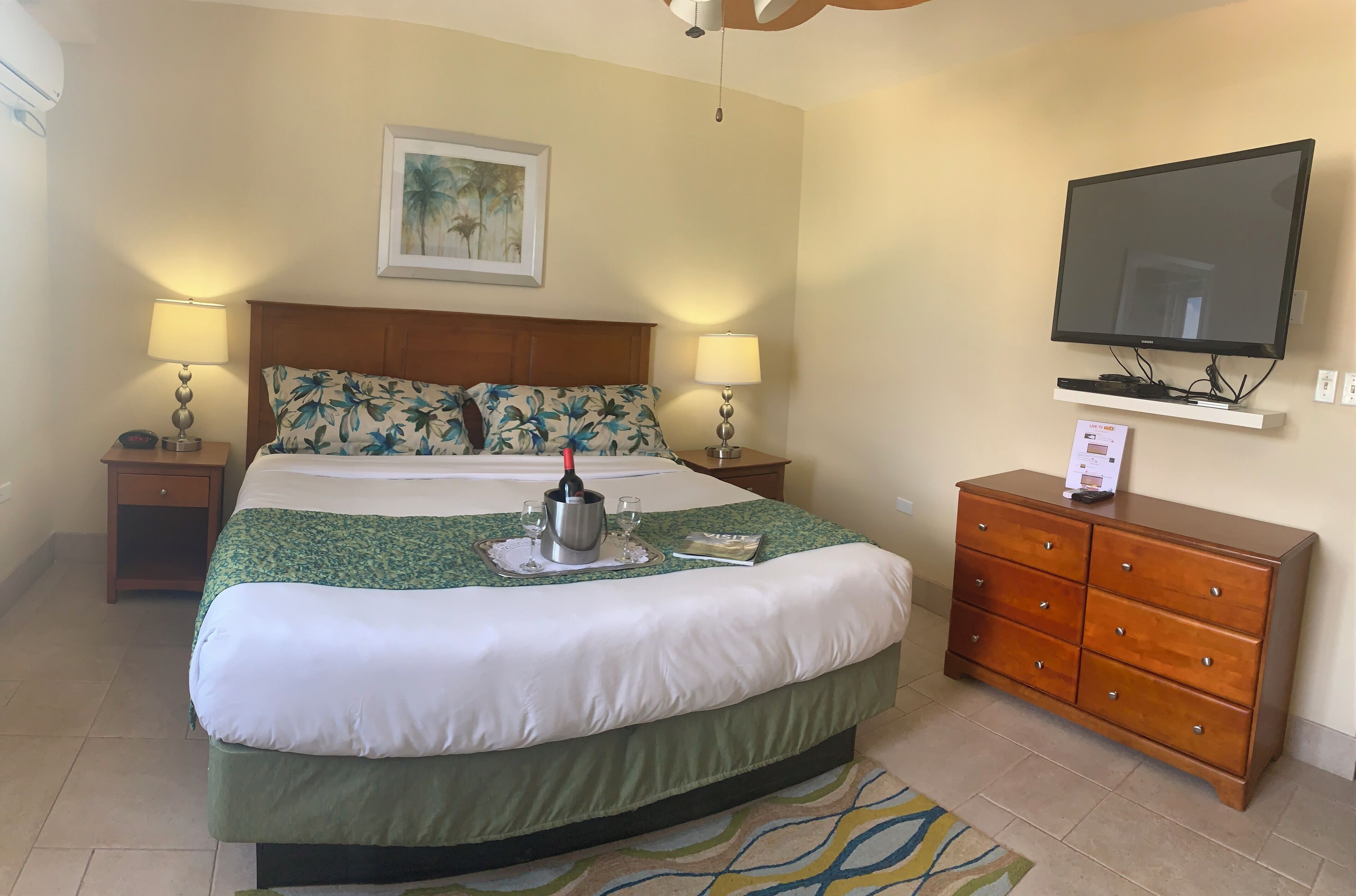 Caja de seguridad en la habitación y tabla de planchar con plancha 