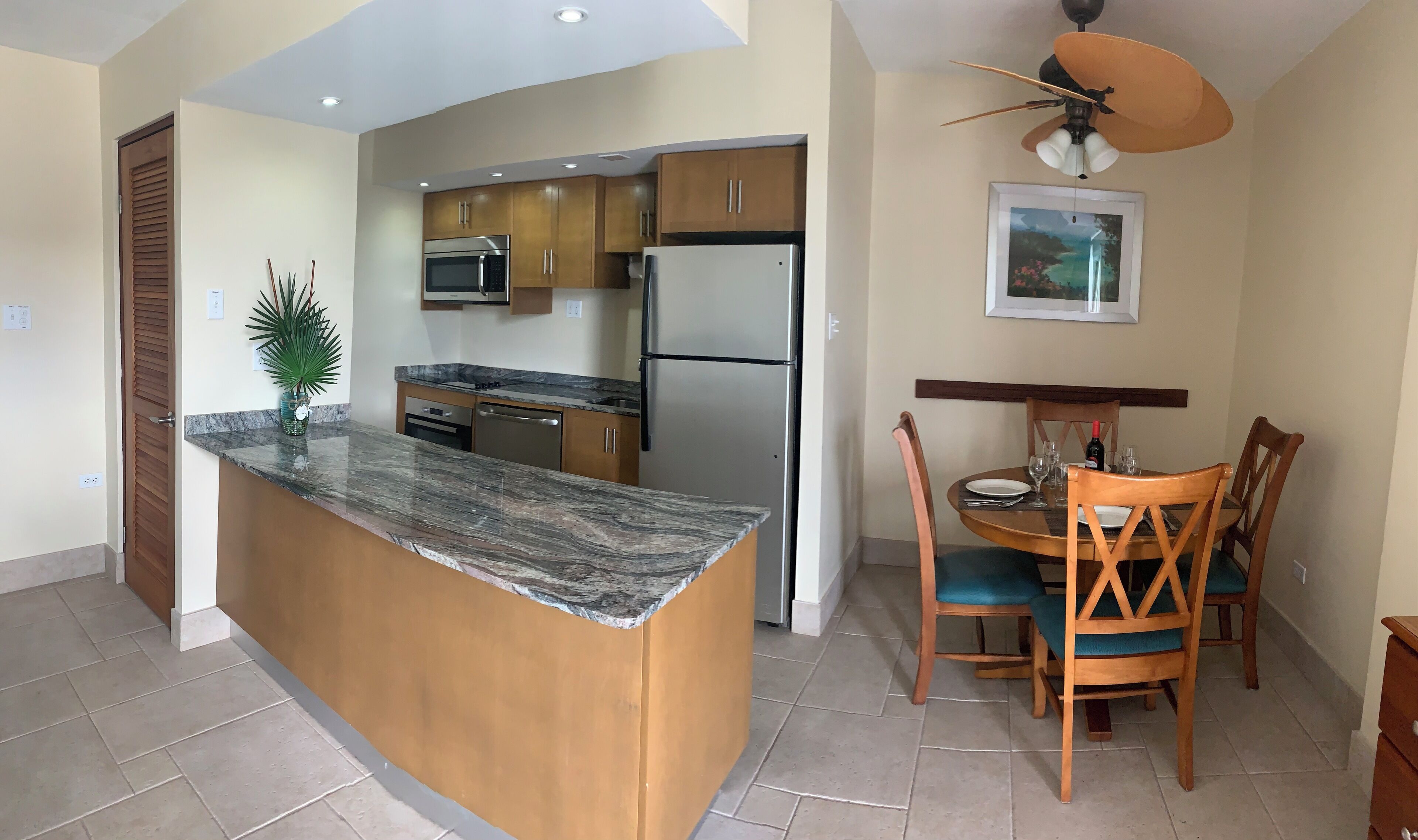 Appartement | Privékeuken | Een koelkast met diepvriezer, een microgolfoven, een oven, een kookplaat