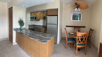 Appartement | Privékeuken | Een koelkast met diepvriezer, een microgolfoven, een oven, een kookplaat