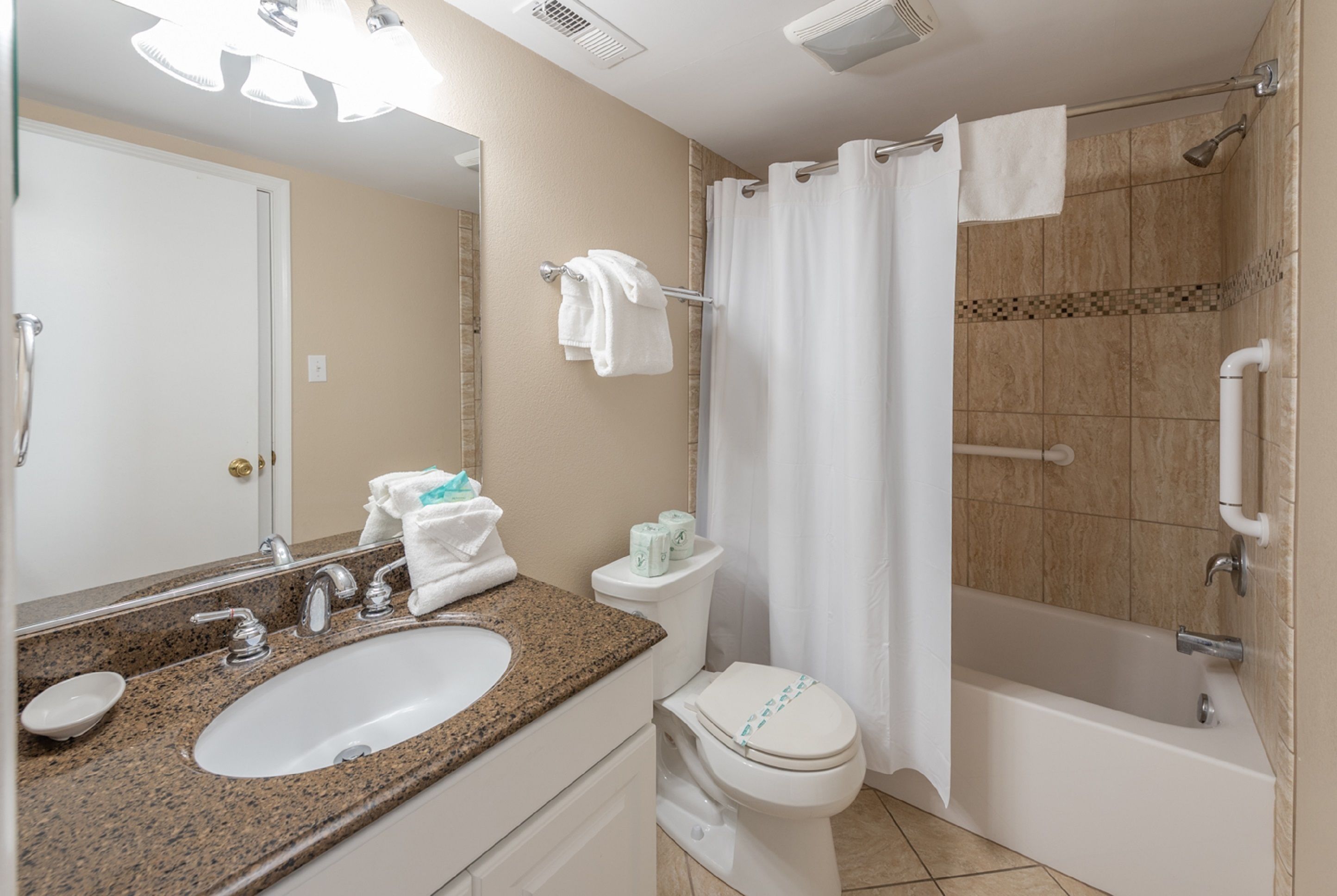 Une salle de bain avec un lavabo, des toilettes et une baignoire.