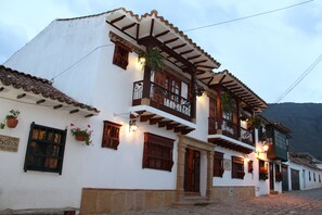 Vista frontal de la propiedad