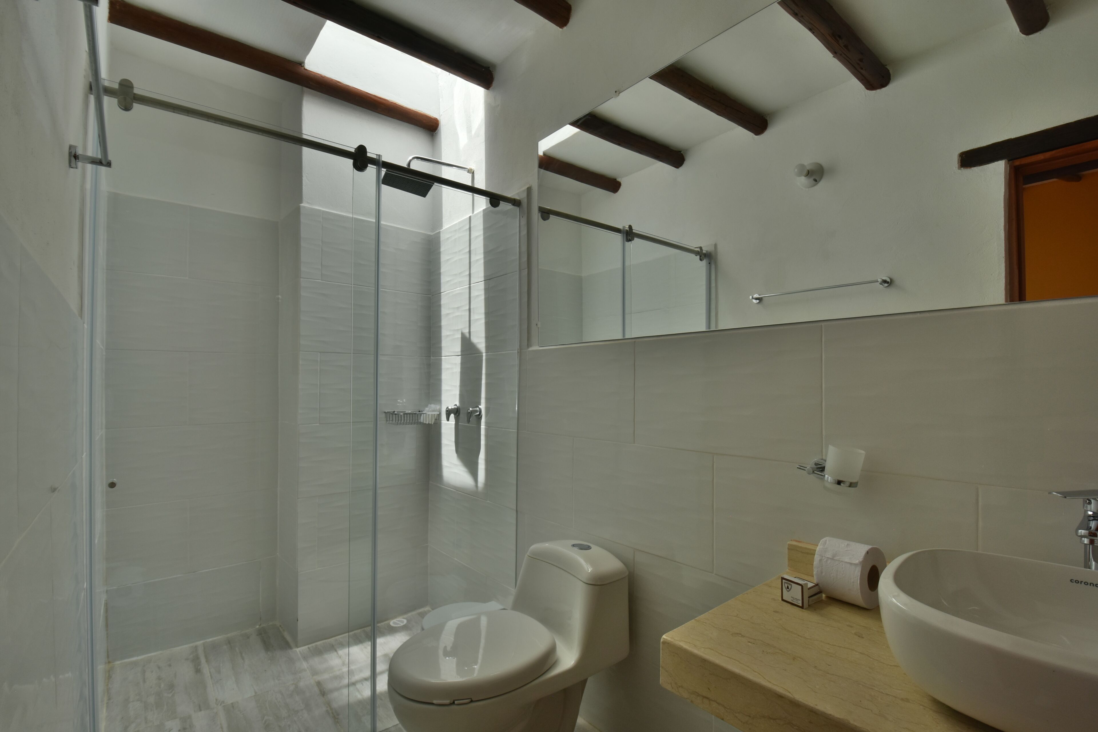 habitación estándar triple | bathroom | combined shower/bathtub, free toiletries, towels