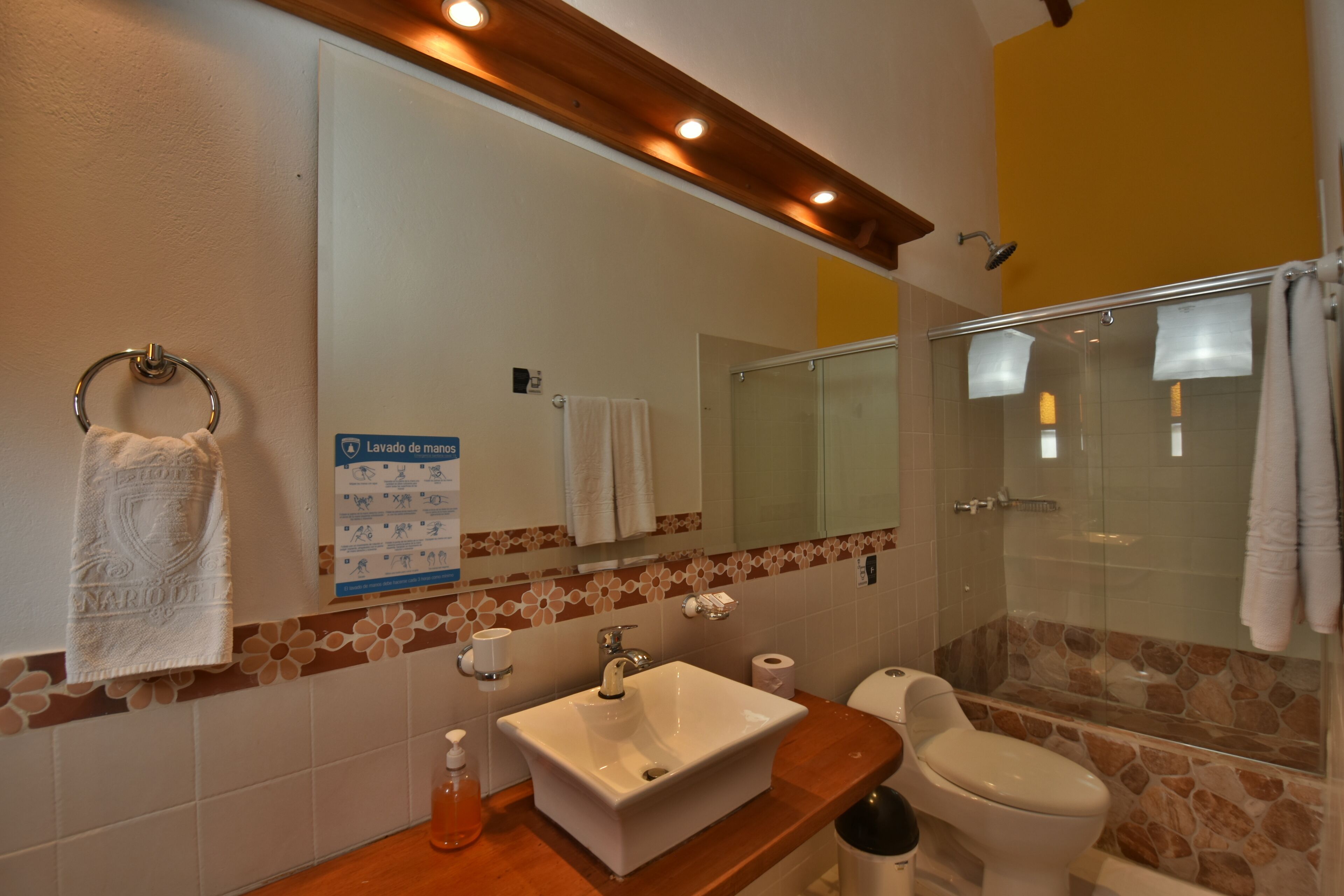 habitación estándar doble con balcón | bathroom | combined shower/bathtub, free toiletries, towels