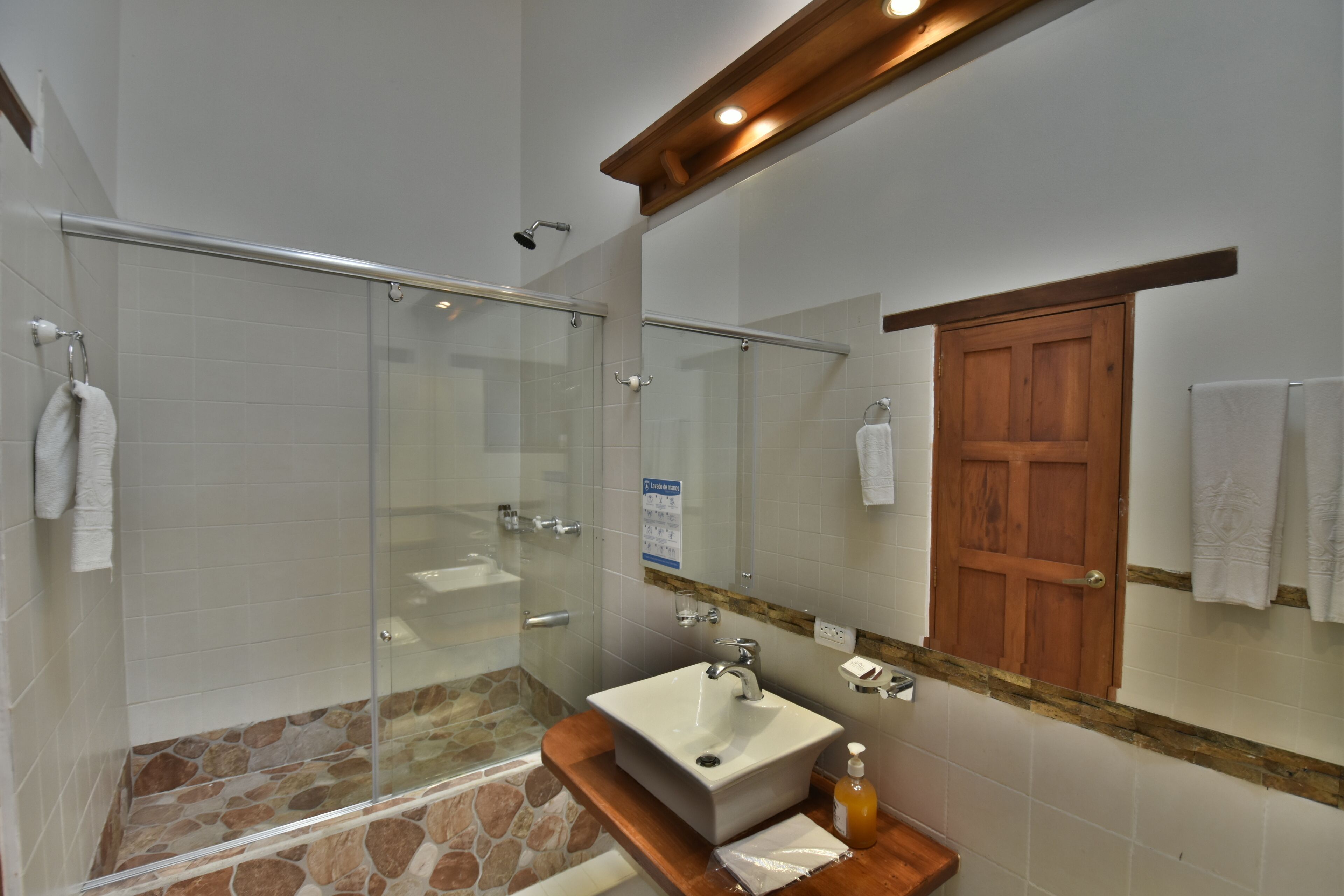 habitación estándar queen | bathroom | combined shower/bathtub, free toiletries, towels