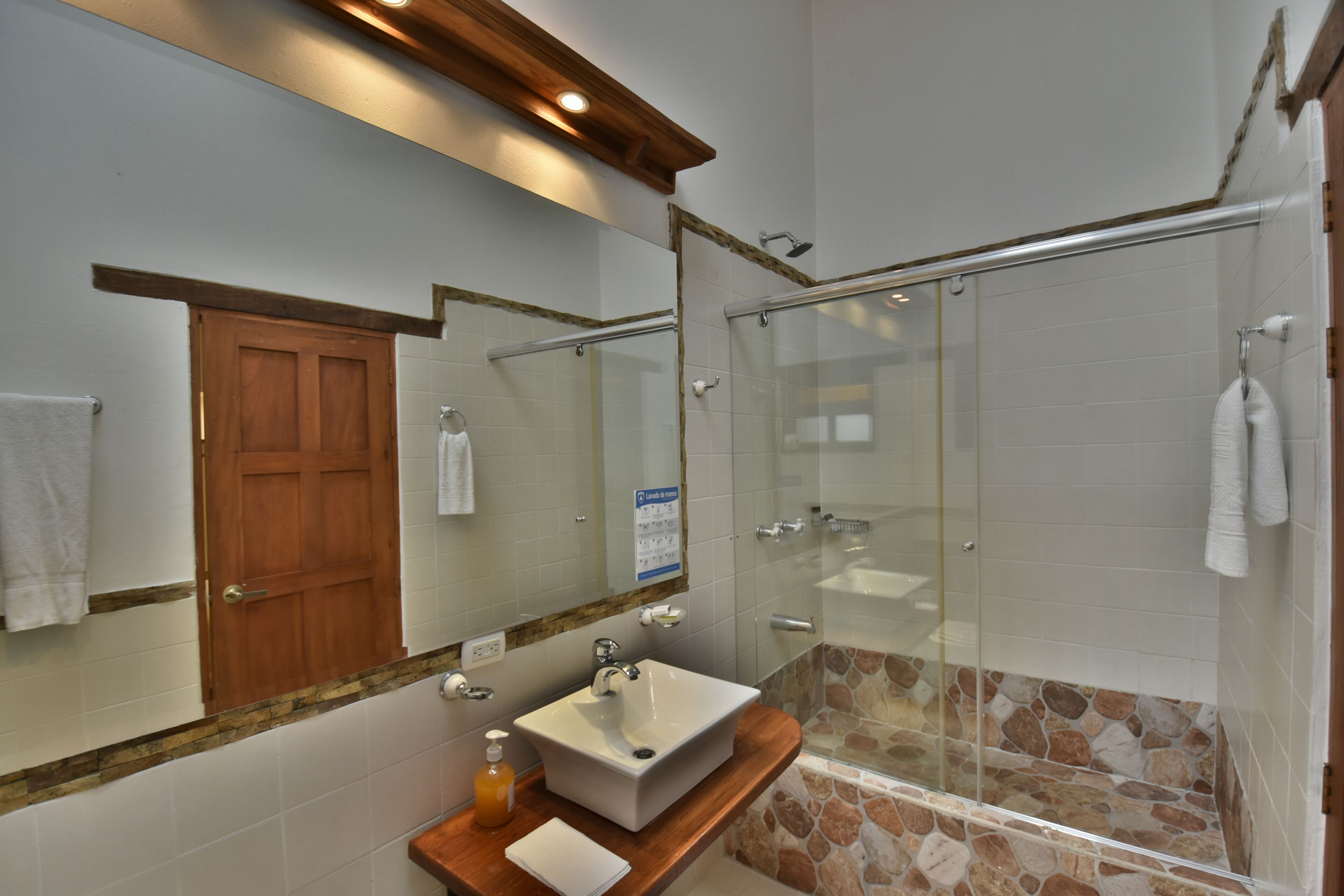 habitación estándar  doble | bathroom | combined shower/bathtub, free toiletries, towels