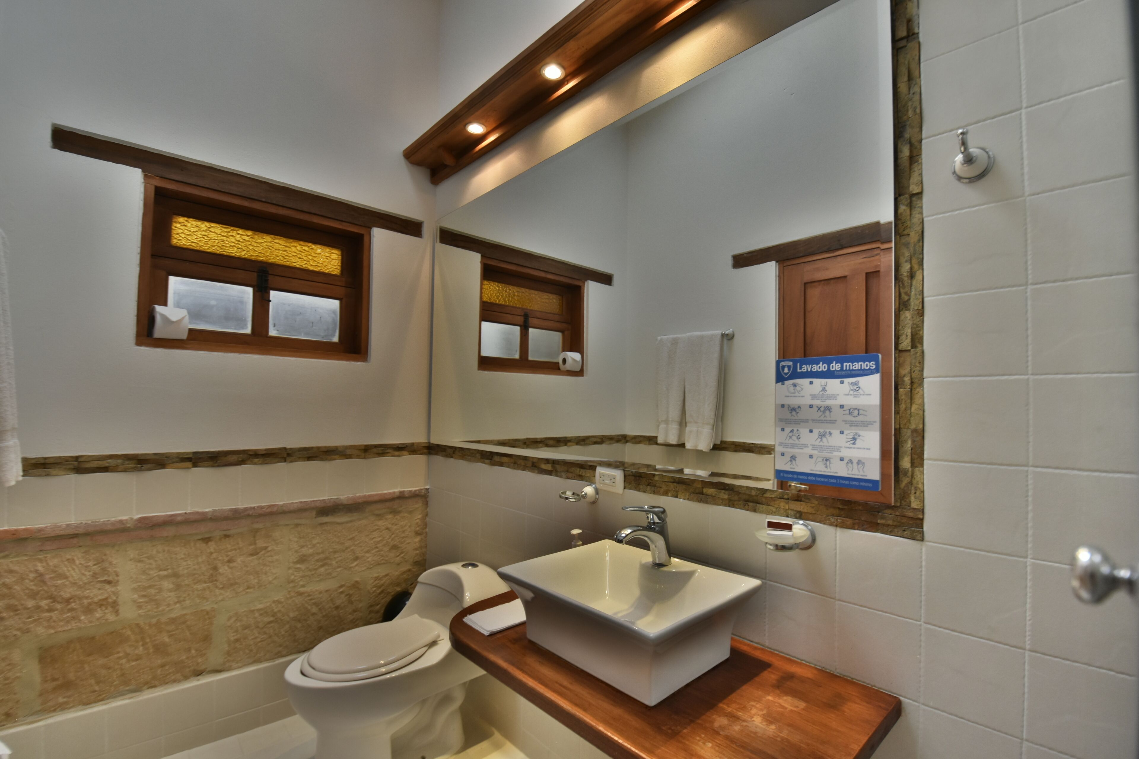 habitación estándar  doble | bathroom | combined shower/bathtub, free toiletries, towels