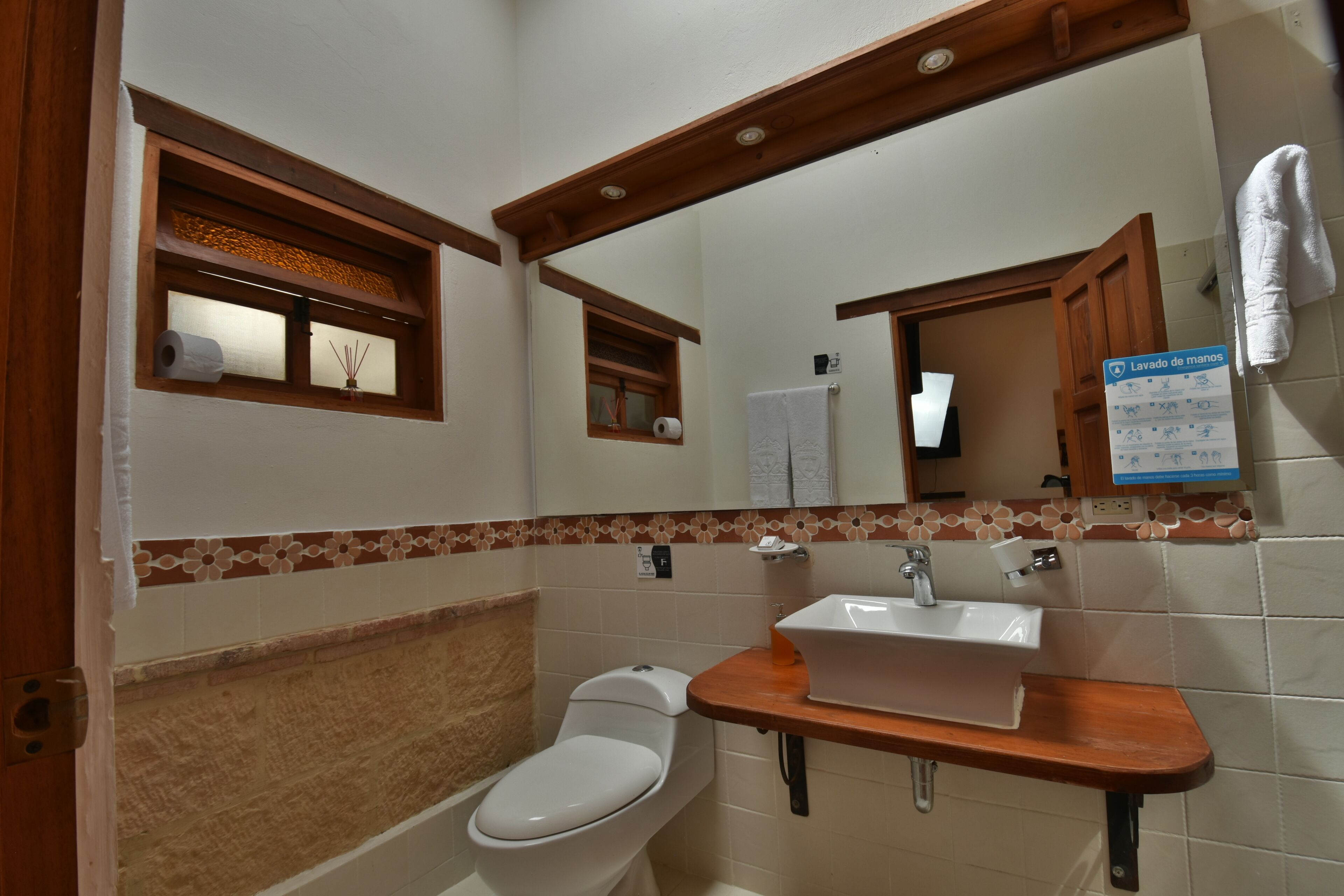 habitación estándar  doble | bathroom | combined shower/bathtub, free toiletries, towels