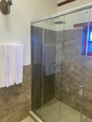 Dusche, kostenlose Toilettenartikel, Handtücher
