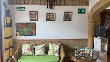 Een 42-inch smart-tv met kabelzenders en televisie