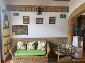 42-inch Smart TV with cable channels, TV - Hotel Campanario Real (Villa de Leyva)