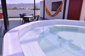 Bañera de hidromasaje al aire libre