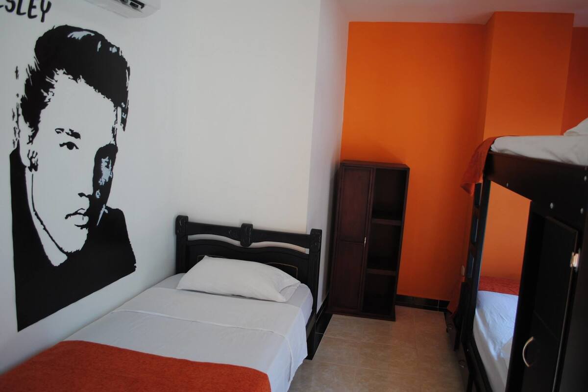 Triple Room (air conditioner) | Desk, WiFi (free)