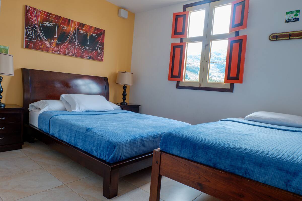 Caja de seguridad en la habitación y tabla de planchar con plancha 