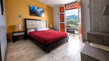 Habitación doble superior, 1 cama matrimonial, balcón | Caja de seguridad en la habitación y tabla de planchar con plancha