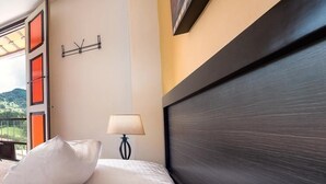 Superior tweepersoonskamer, 1 tweepersoonsbed, balkon | Een kluis op de kamer, een strijkplank/strijkijzer