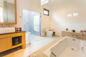 1 Bedroom Private Pool Villa | Badrum | Badkar och dusch, djupt badkar, gratis toalettartiklar och hårtork