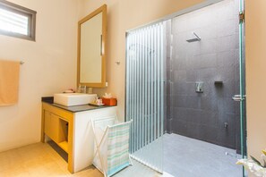 1 Bedroom Private Pool Villa | Badrum | Badkar och dusch, djupt badkar, gratis toalettartiklar och hårtork
