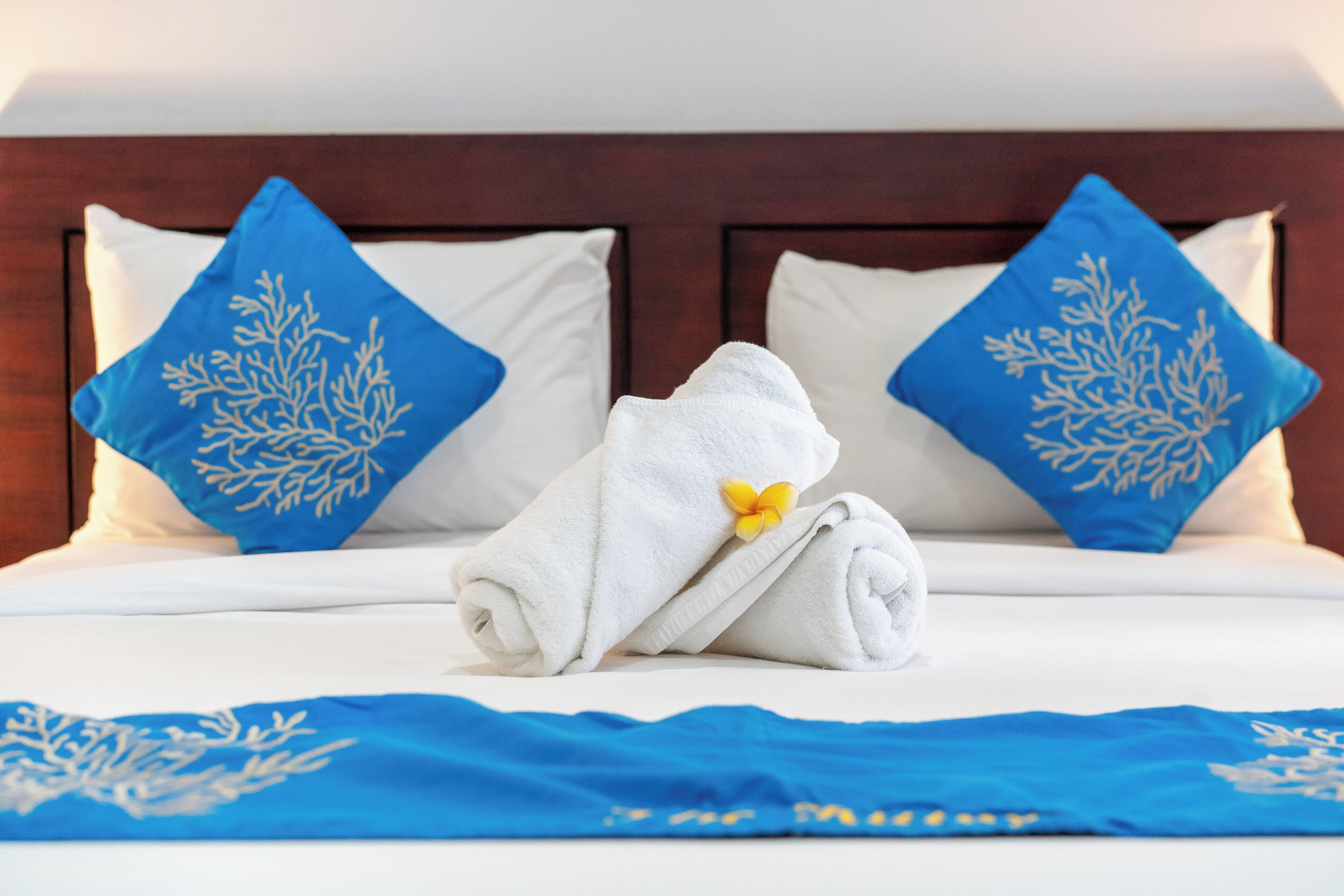 deluxe room | in-room safe, desk, free wifi, bed sheets