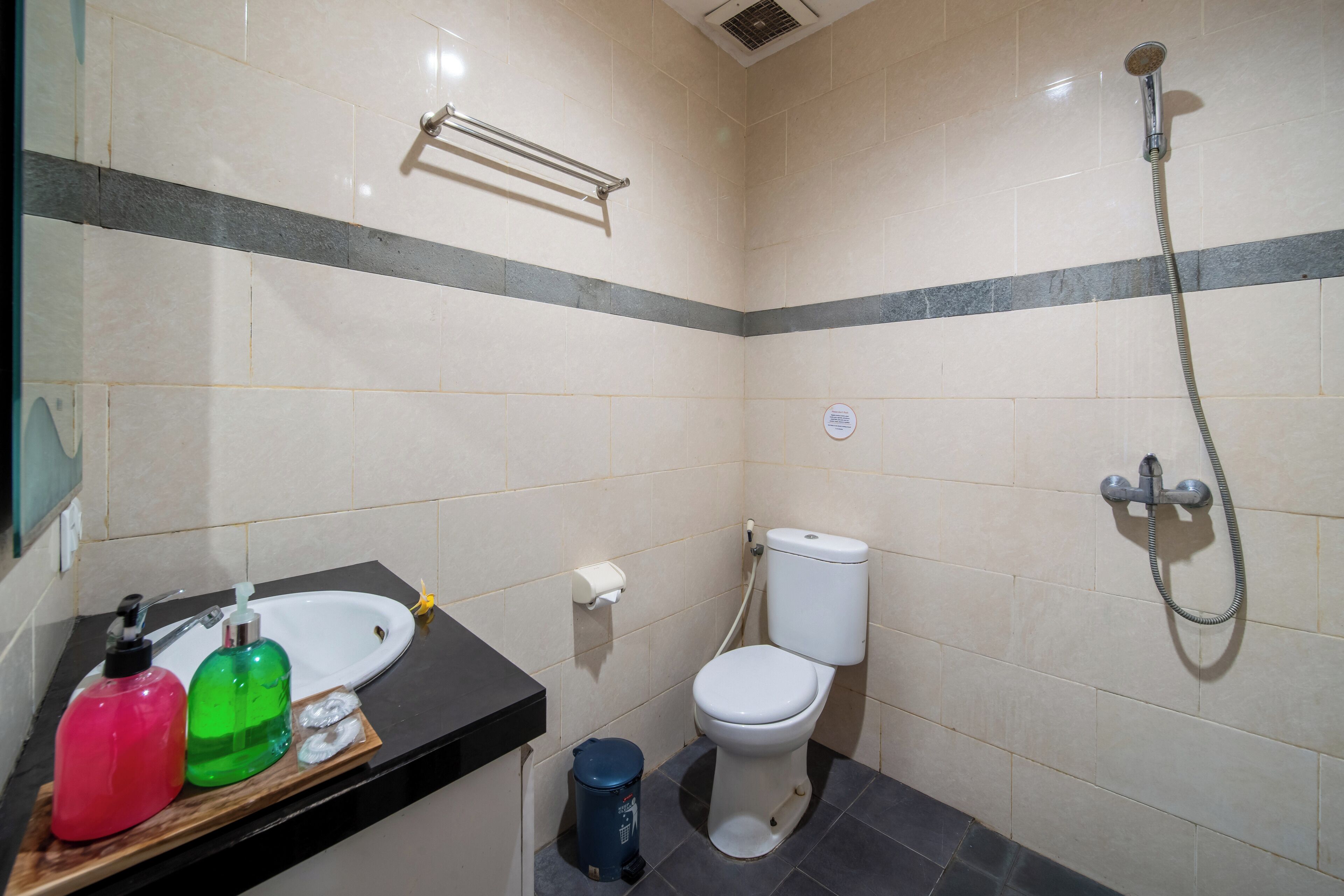 deluxe room | bathroom | shower, free toiletries, towels