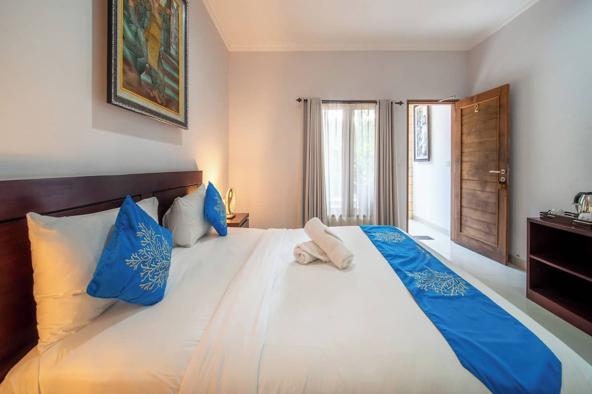 deluxe room | in-room safe, desk, free wifi, bed sheets