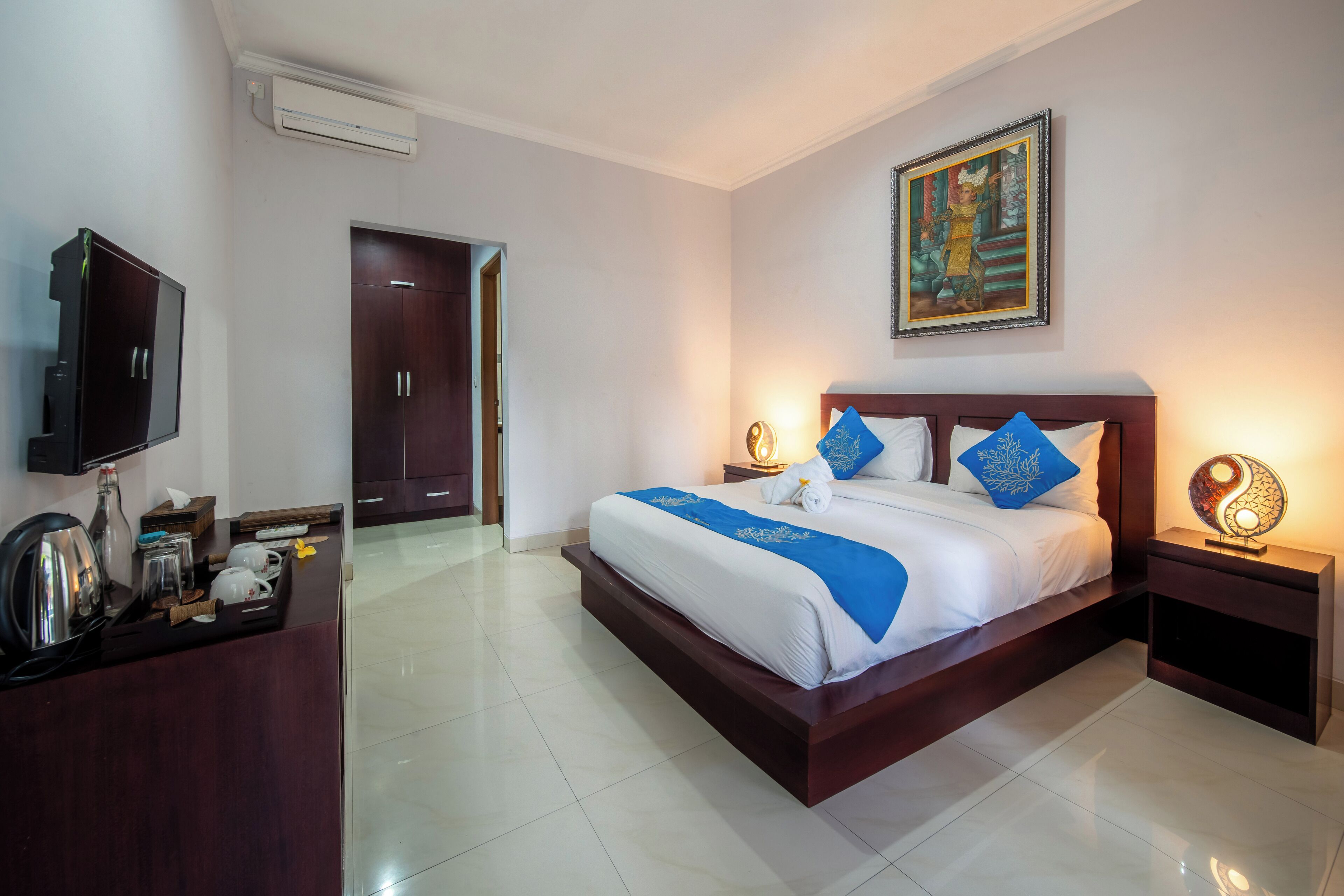 deluxe room | in-room safe, desk, free wifi, bed sheets