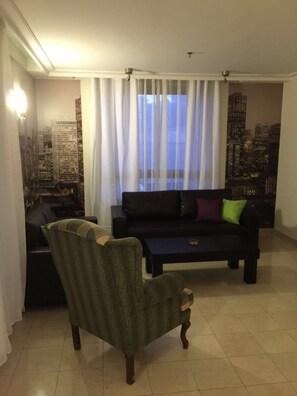 Apartment, 3 Bedrooms, Beach View | Living room
