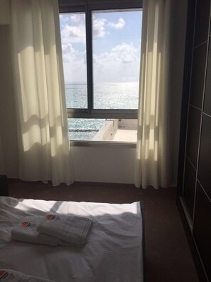 Apartamento, 3 quartos, vista para a praia | Vista do quarto